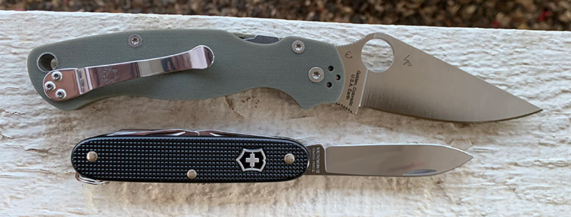 Spyderco Para Military 2 K390 bıçak yüzeyi, full-flat grind ve patina potansiyeli detayı